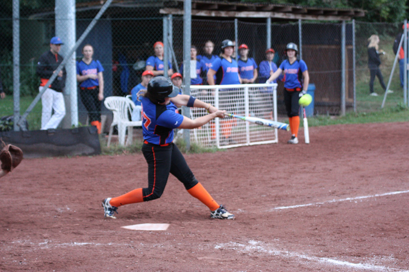 Nicole Thomas erzielt 4 Hits im Night-Doubleheader